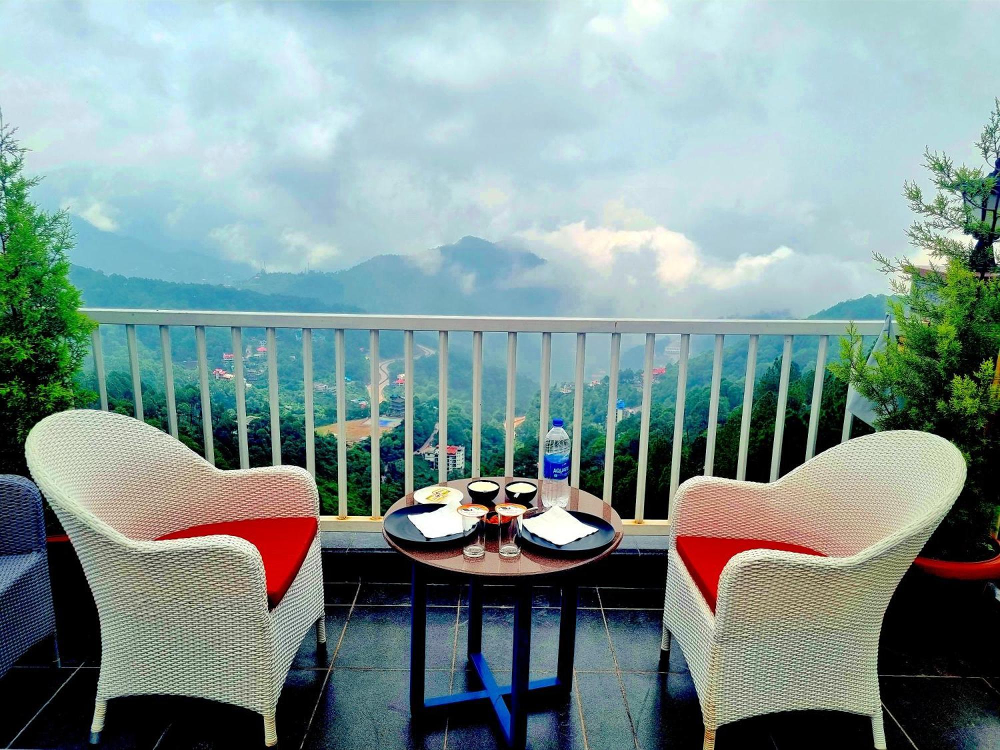 Hotel Wood Stock Luxury - A Boutique Property - Penthouse - Open Air Restaurant & Terrace Kasauli Exterior foto