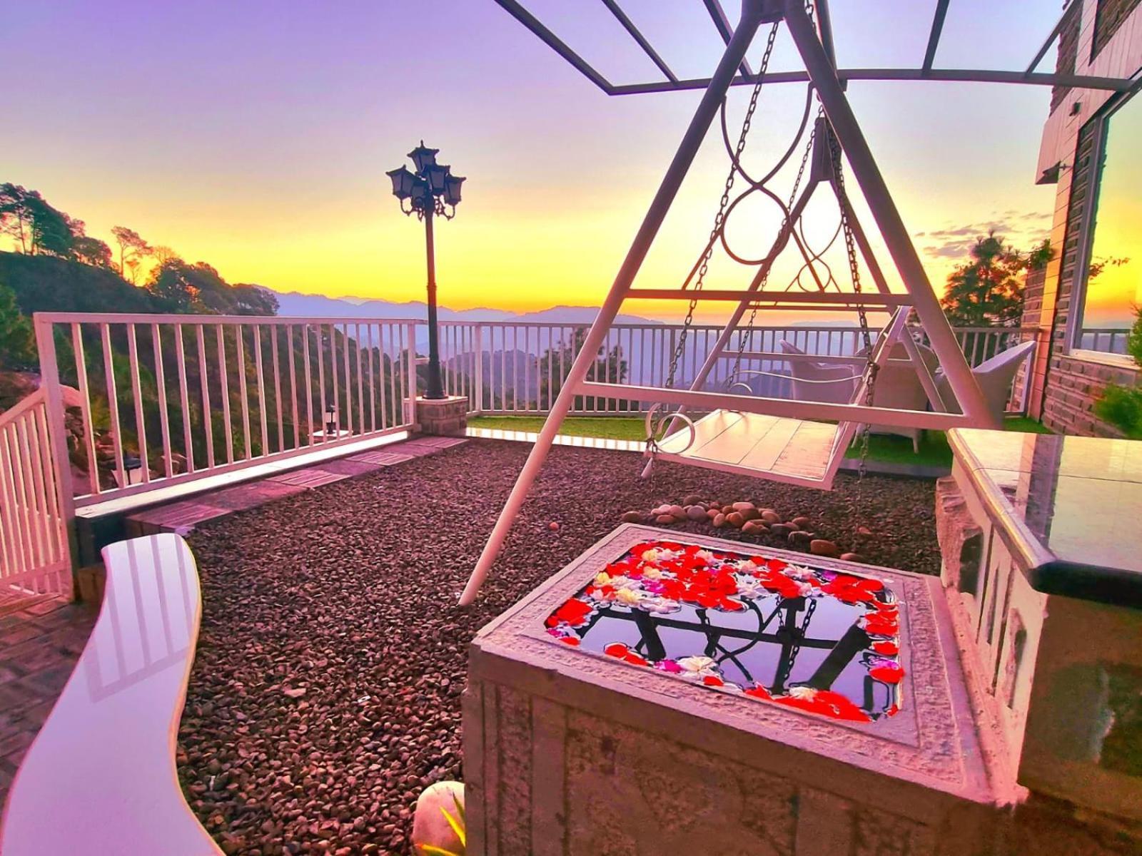 Hotel Wood Stock Luxury - A Boutique Property - Penthouse - Open Air Restaurant & Terrace Kasauli Exterior foto